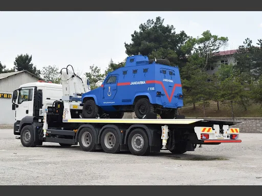 Resmî kurum aracının flatbed çekici ile taşınması — Kayıhan Yediemin