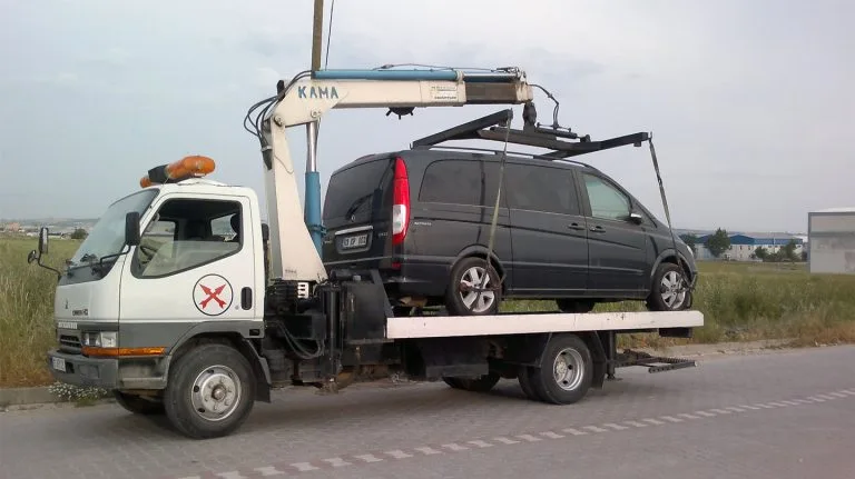 Sıyırmalı (kayar kasa) çekici ile binek araç taşıma — Denizli